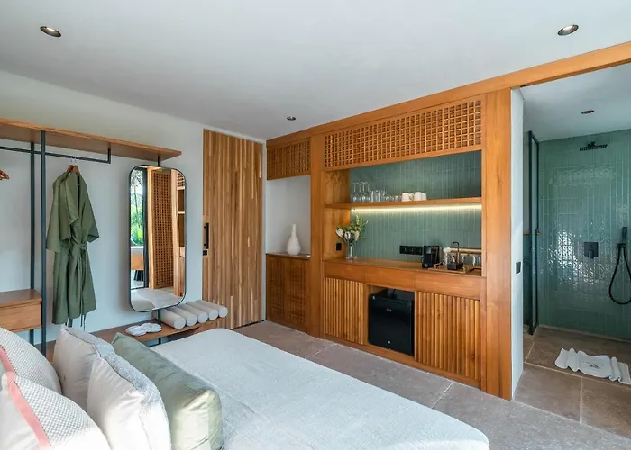 Villa Coco Bay - Iconic 8br Tropical Next To The