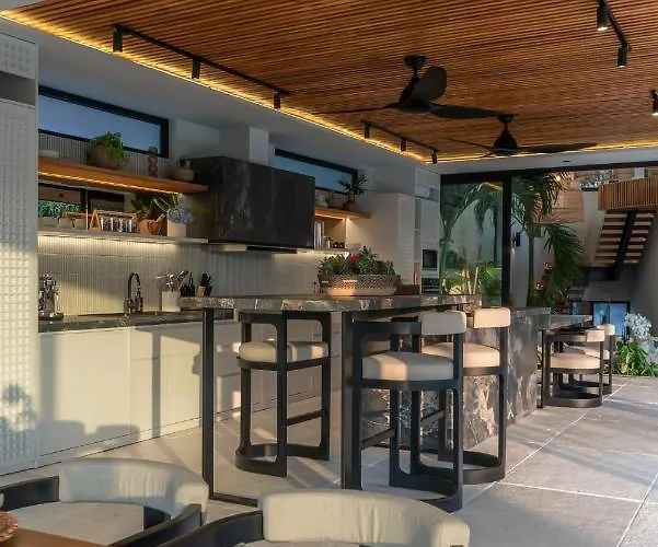 Villa Coco Bay - Iconic 8br Tropical Next To The *