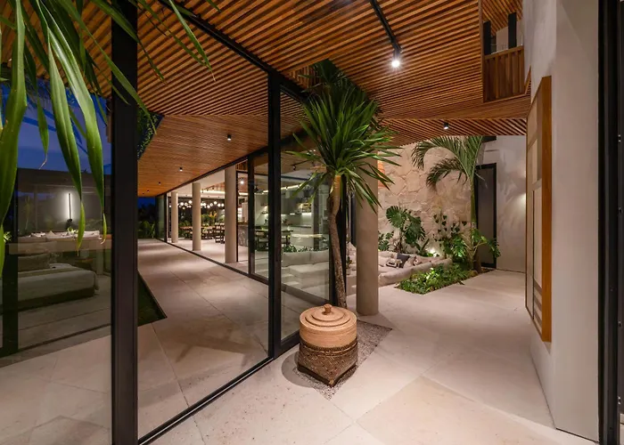 Coco Bay - Iconic 8br Tropical Next To The Villa *