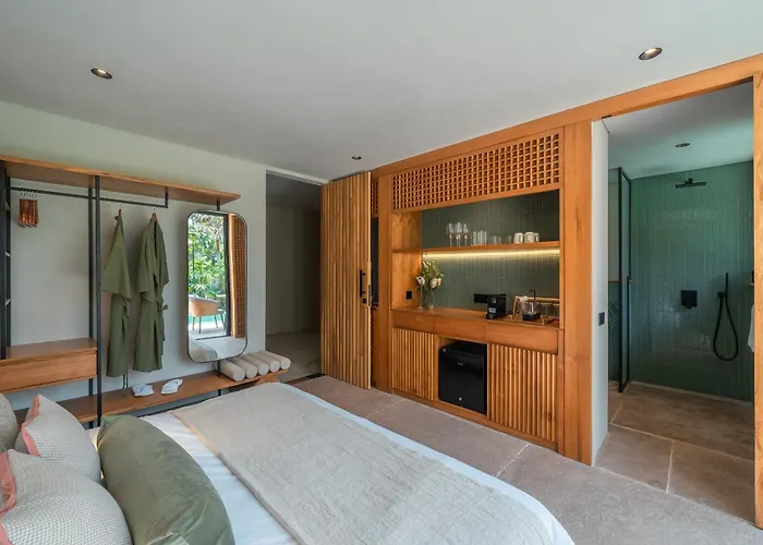 Coco Bay - Iconic 8br Tropical Next To The Villa