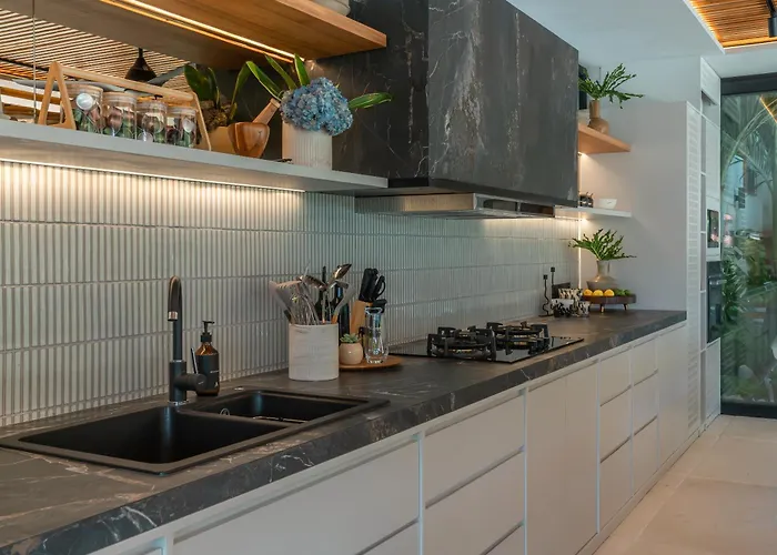 Coco Bay - Iconic 8br Tropical Next To The * Canggu (Bali)